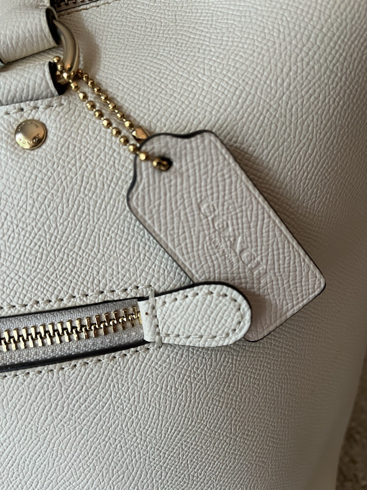 Coach Gallery Tote, White in color, A2039 F79608 Excellent Condition.