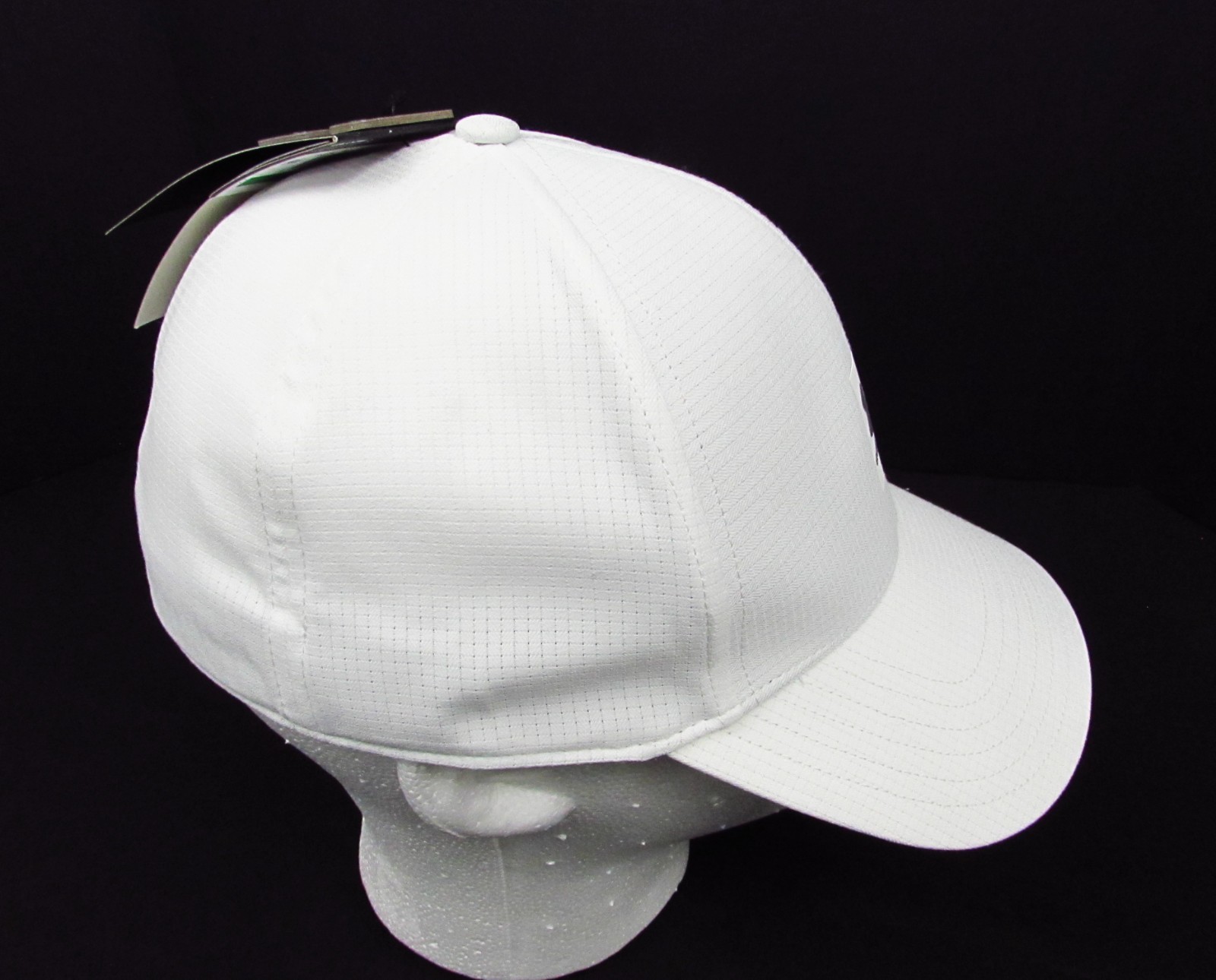 Under Armour Men’s Iso-Chill Vent Stretch White Hat 1383438 100 L/XL NWT.