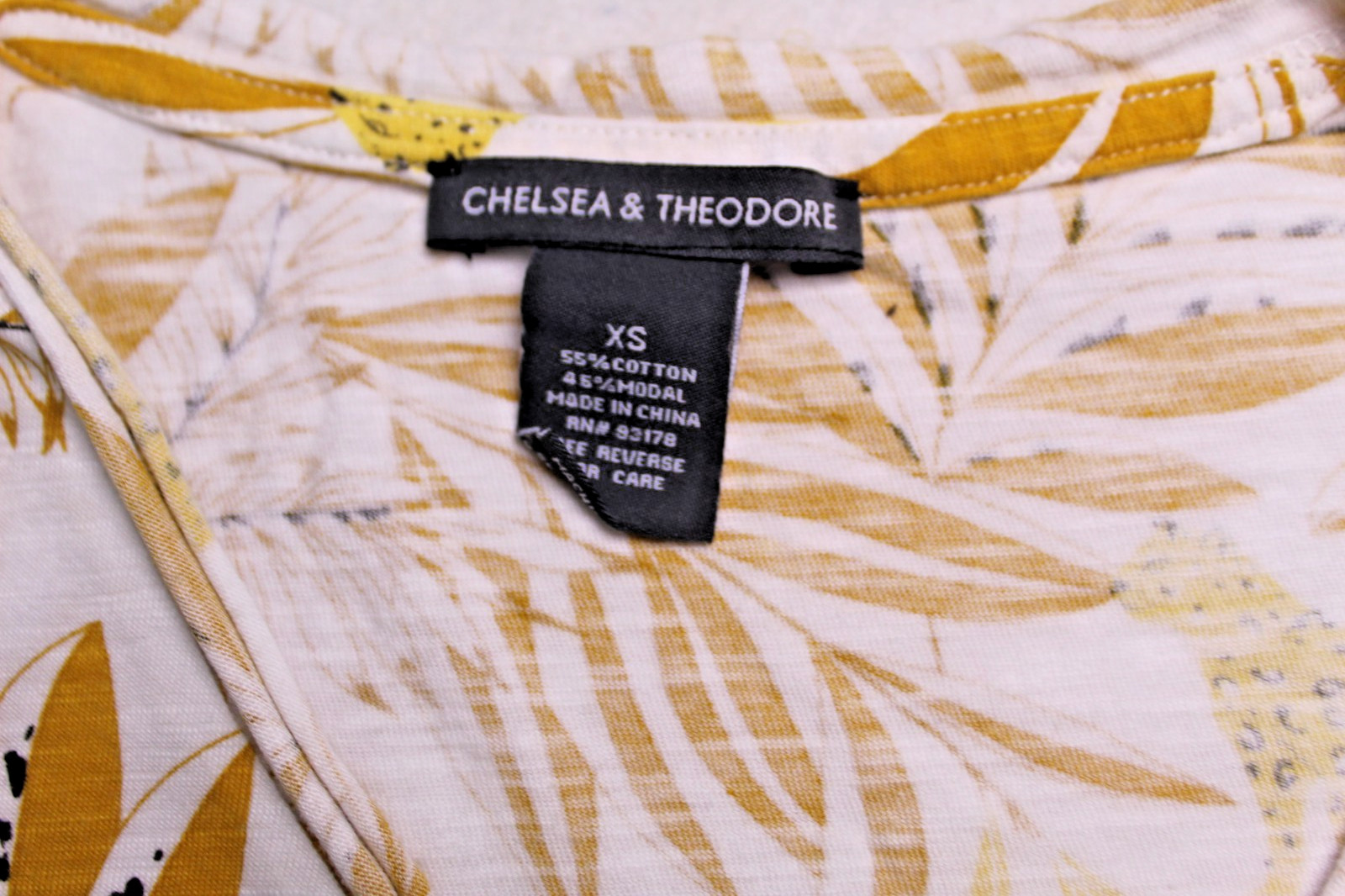 CHELSEA & THEODORE TEE SHIRT woman size XS gold white leopard print short sleeve
