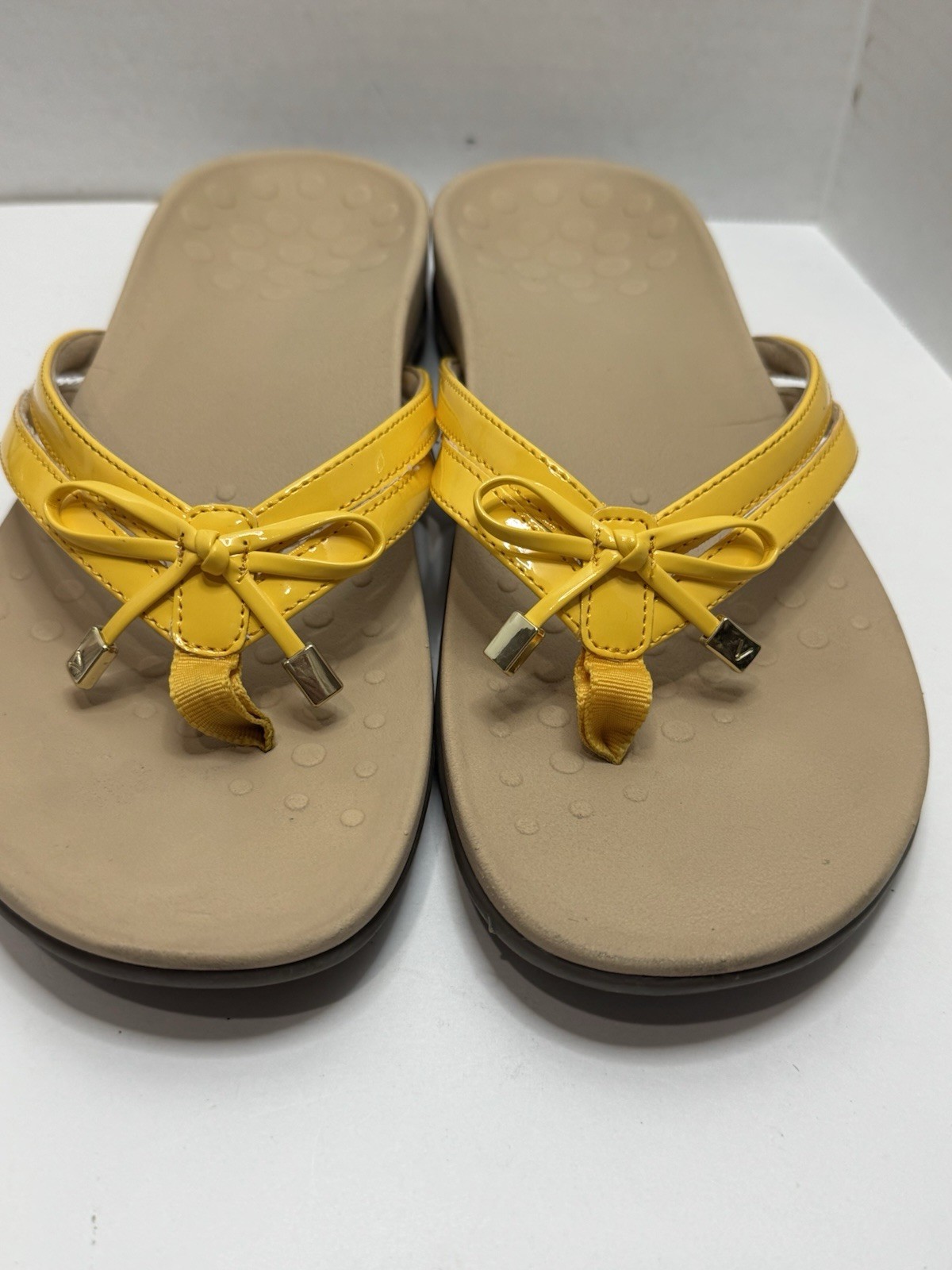 Vionic Bella II Yellow Patent Toe-Post Slip On Sandals Size 11 Bow Slide Comfy