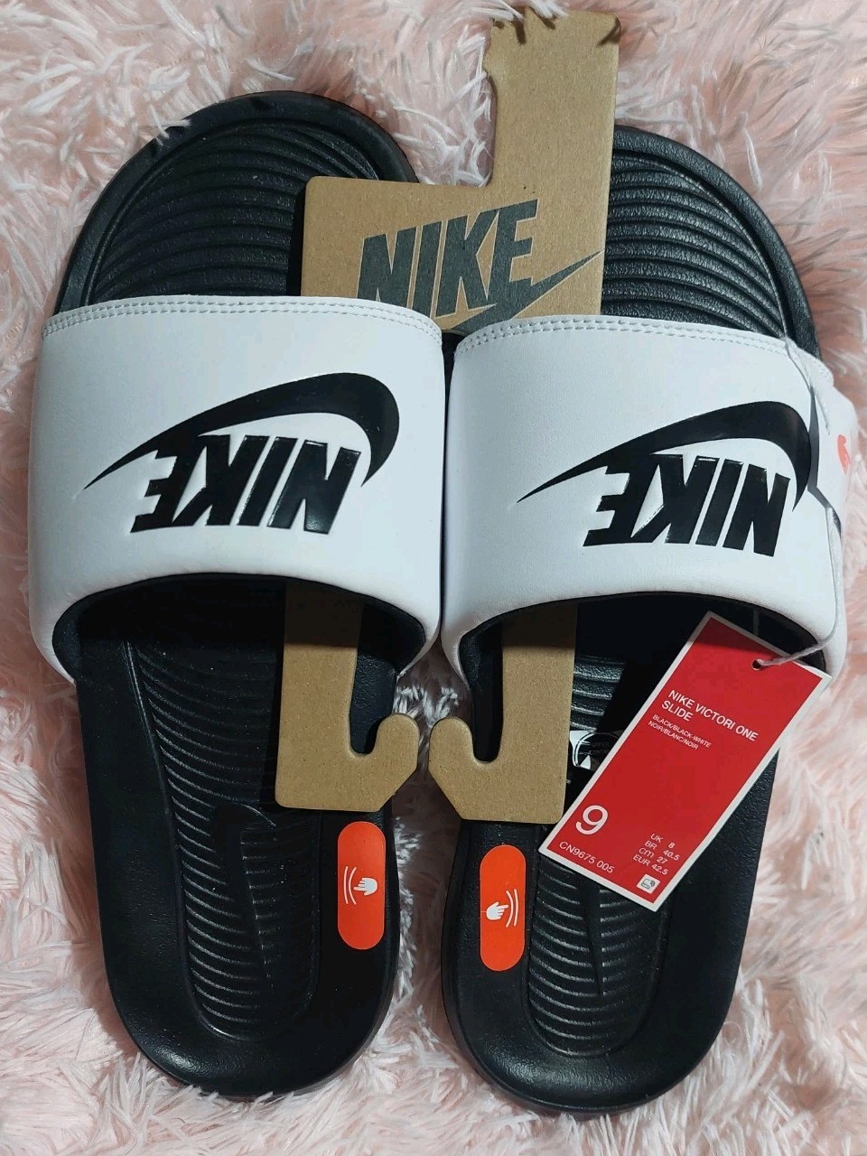 Men’s Nike Victori One Slide Black/White Sz 9
