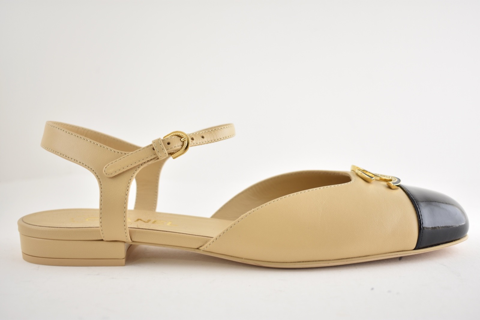 Chanel 25P Beige Black Gold CC Slingback Ankle Strap Ballerina Ballet Flat 40.5