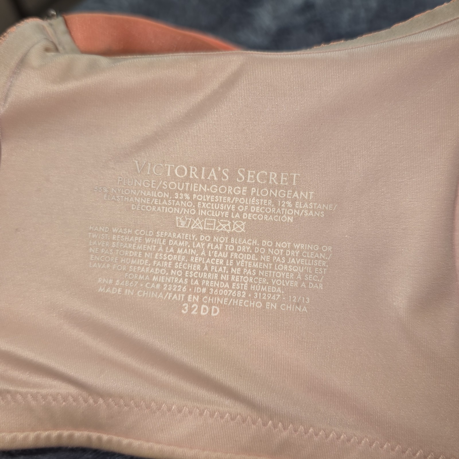 Victoria’s Secret Plunge Bra 32DD Coral Peach Lace Underwire Padded Sexy