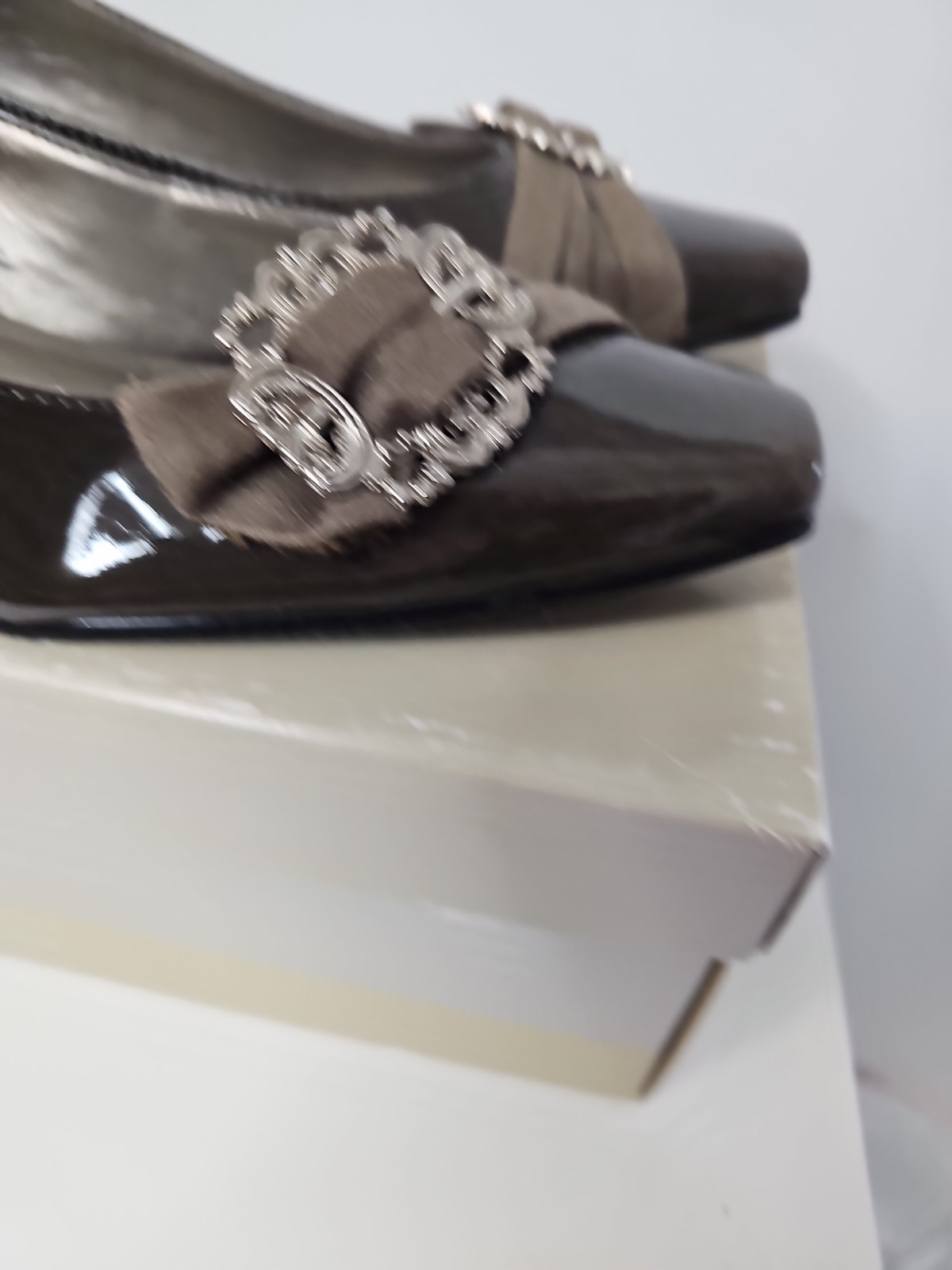 VTG Coup D’Etat Gray Patent & Suede Pumps Ornate Buckle Women’s Size 8.5M