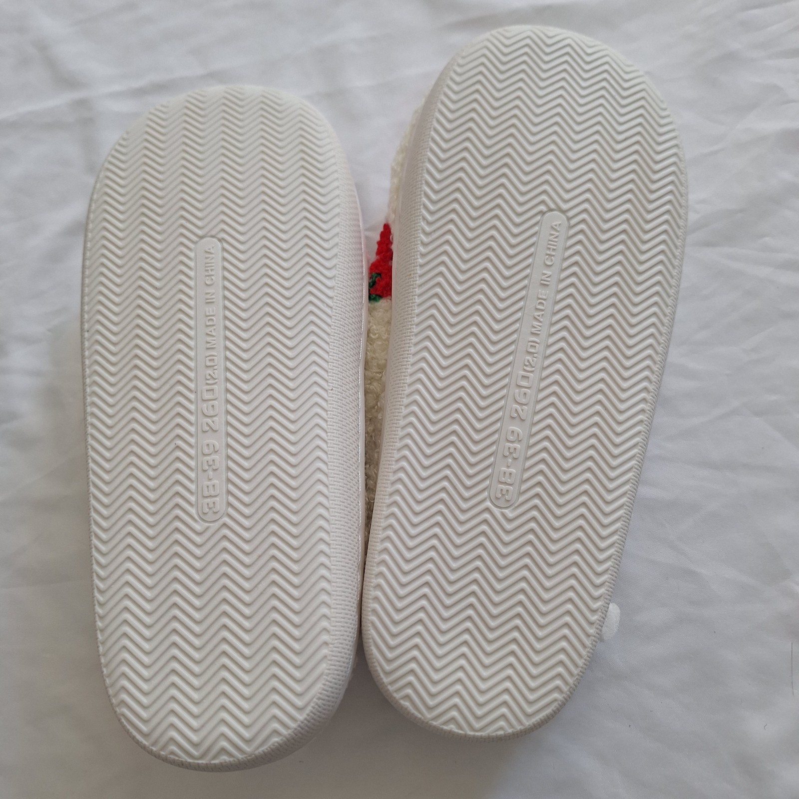 1 PAIR Women’s Strawberry Slippers Lightweight Soft Sole House Shoes 7-8