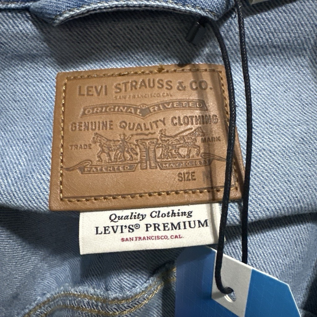 Levi’s Premium Trucker Jacket Women’s M Blue Relaxed Button Front Pockets