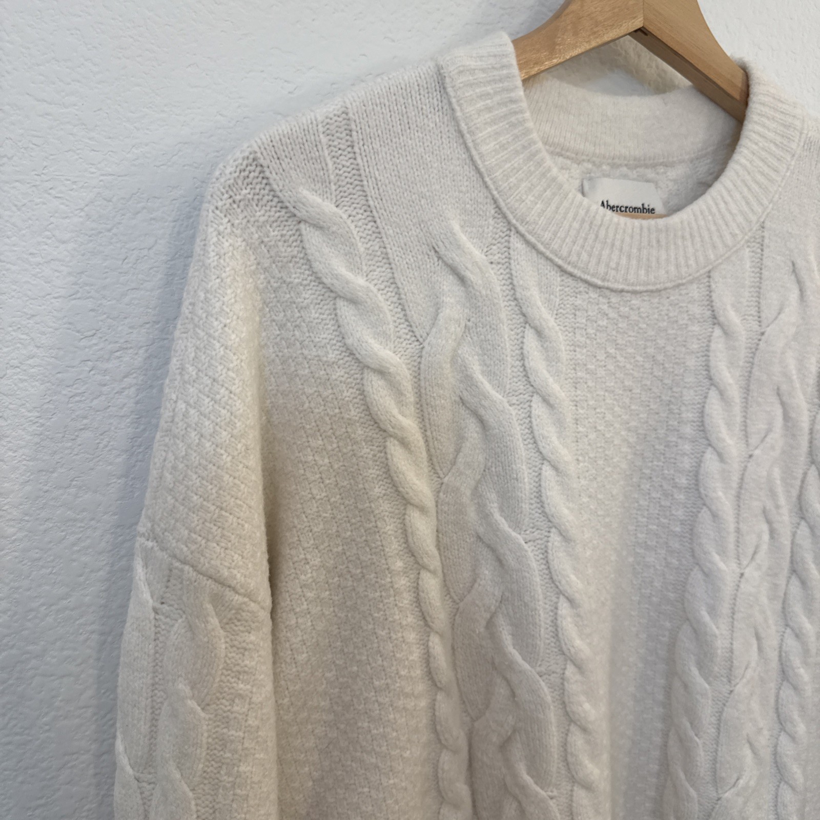 Abercrombie and Fitch Oversized Fluffy Cable Crew Neck Sweater – Medium – EUC