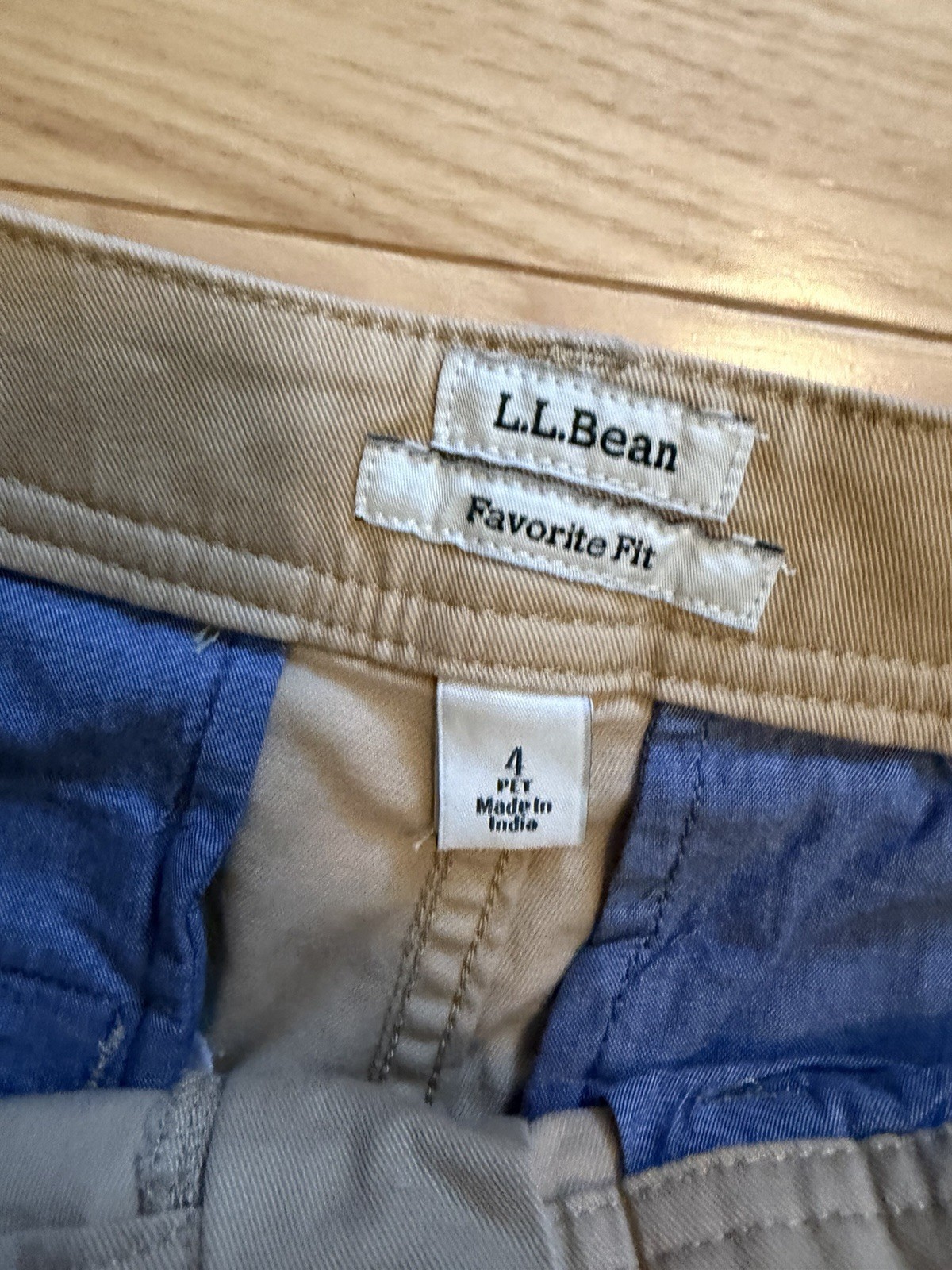L.L.Bean Favorite Fit feature a classic straight-leg cut Women Size 4