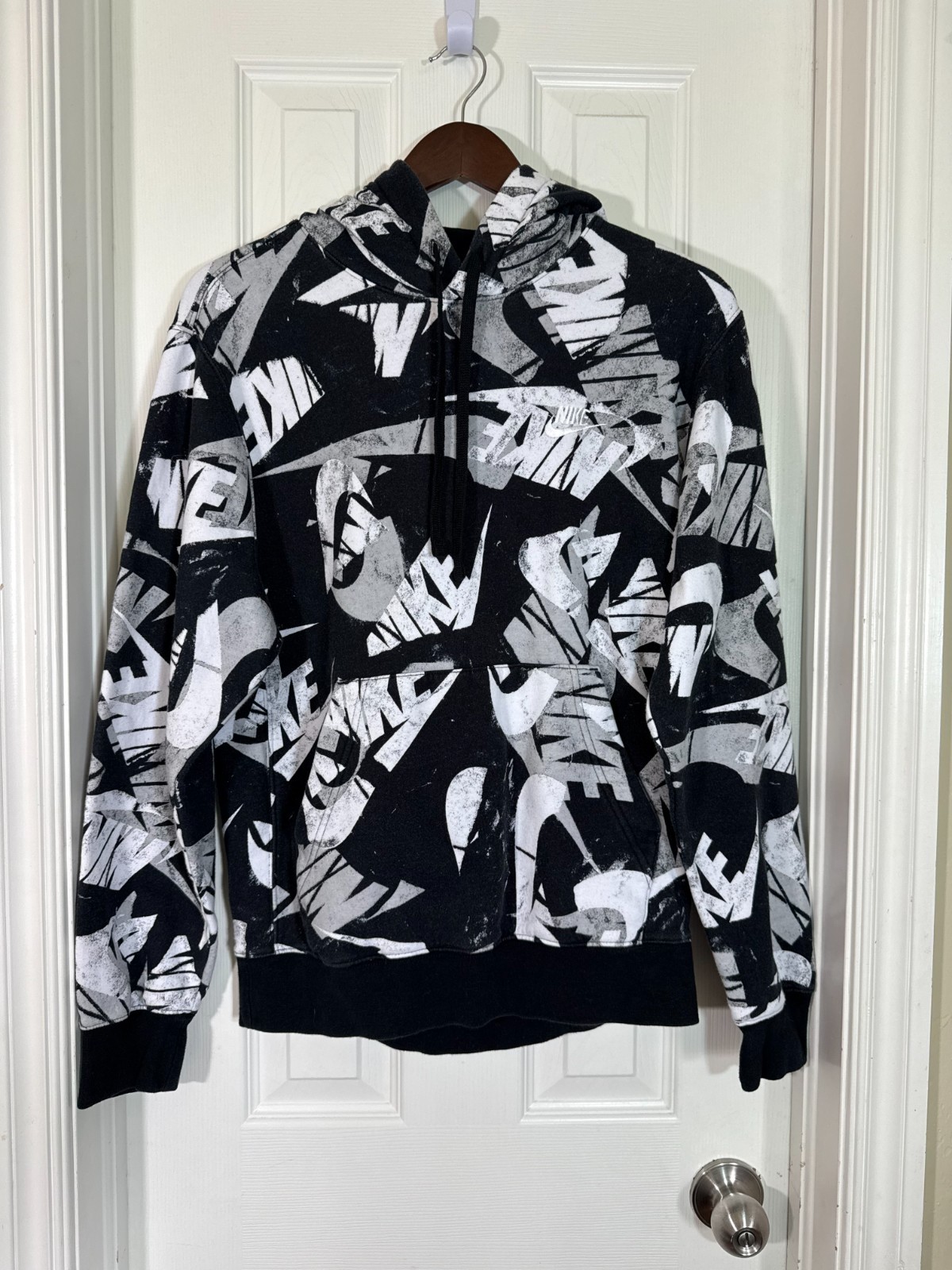 Nike Men’s Black & White All Over Logo Pullover Crewneck Hoodie Size Small