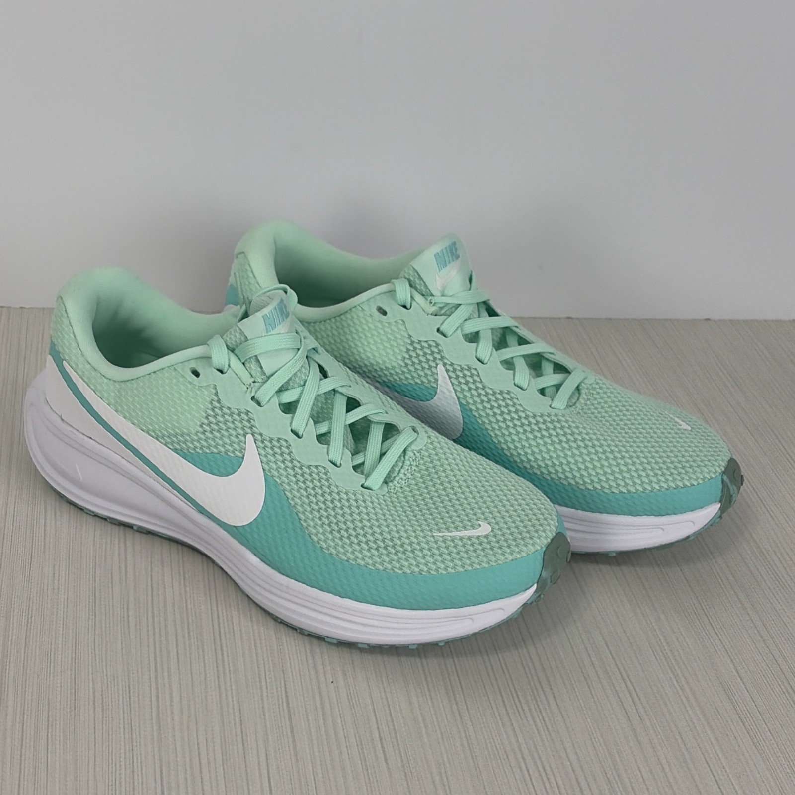 Nike Revolution 8 Shoes Womens Size 8.5 Running Mint Foam blue green Turquoise