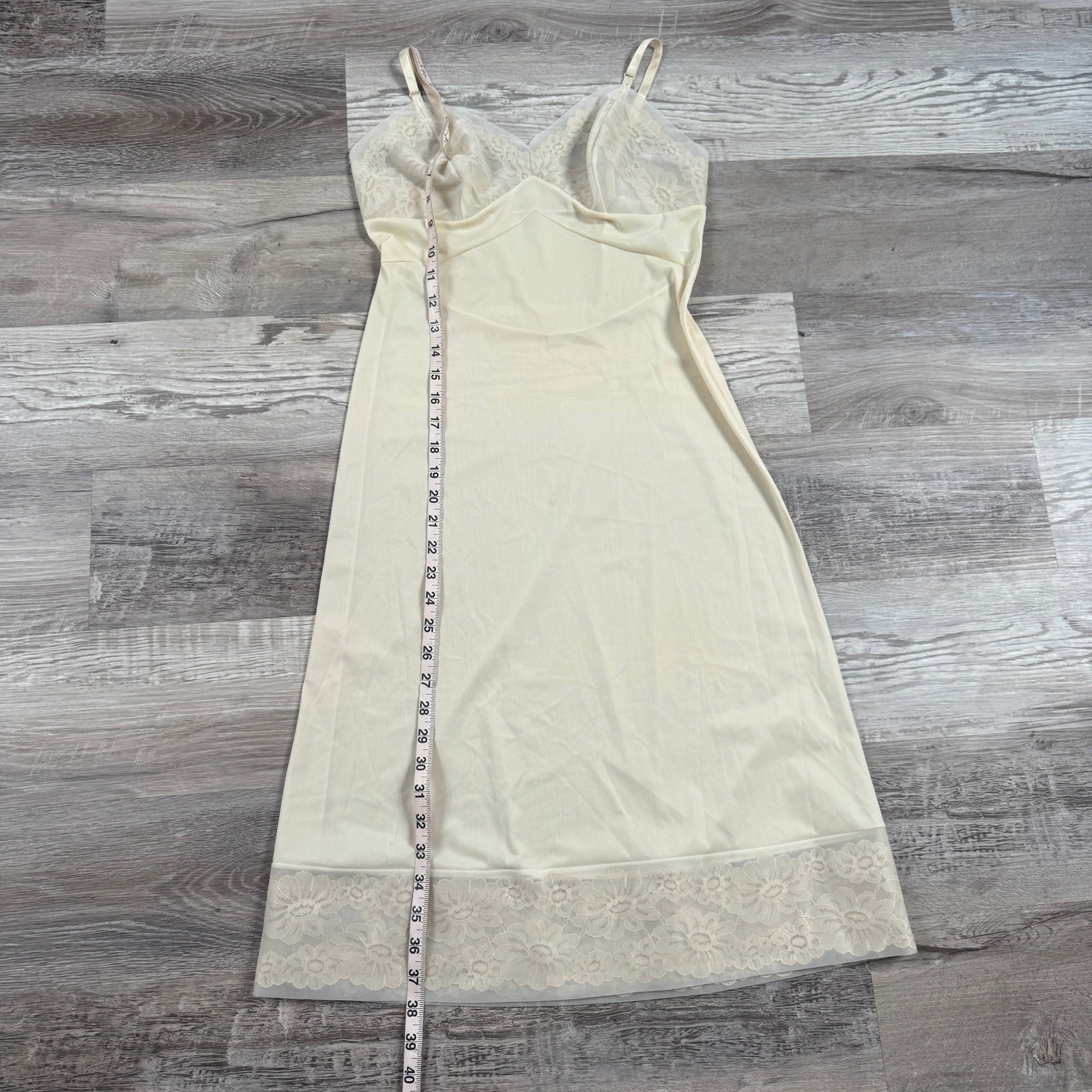 Vintage Vanity Fair 70s Ivory Lace Full Slip Dress 32L Coquette Nylon Lingerie