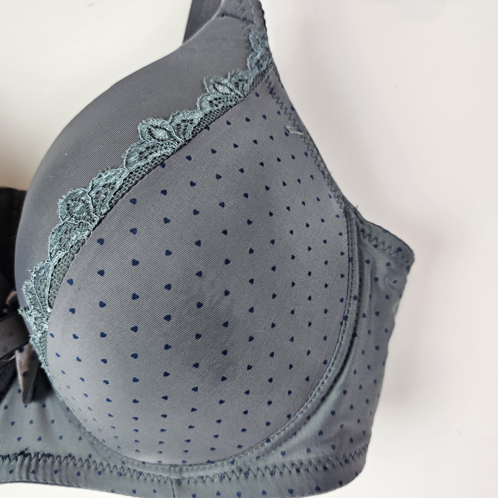 Womens Bra 40DD 40E Gray Polka Dot Lace Trim Underwire Style 8601
