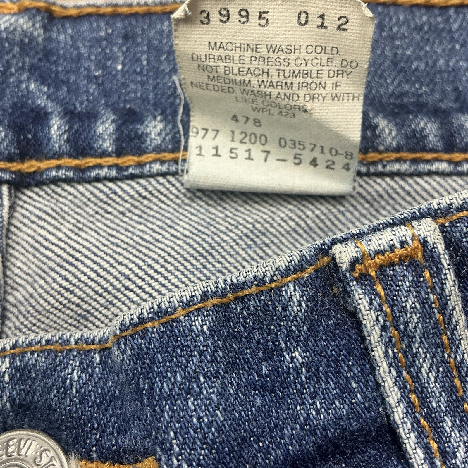 Vintage Levi’s 517 boot cut slim fit medium wash jeans 28×32 Guatemala