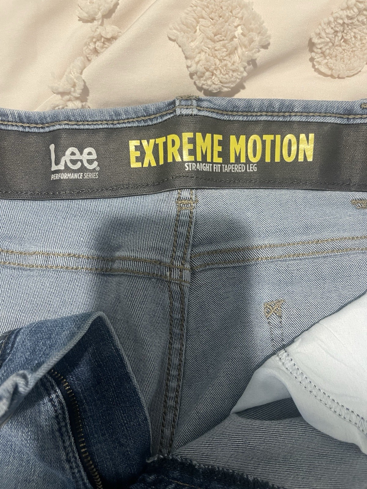 Lee Extreme Motion MVP Mens 36×30 Straight Fit Tapered Leg Jeans Light Wash Blue