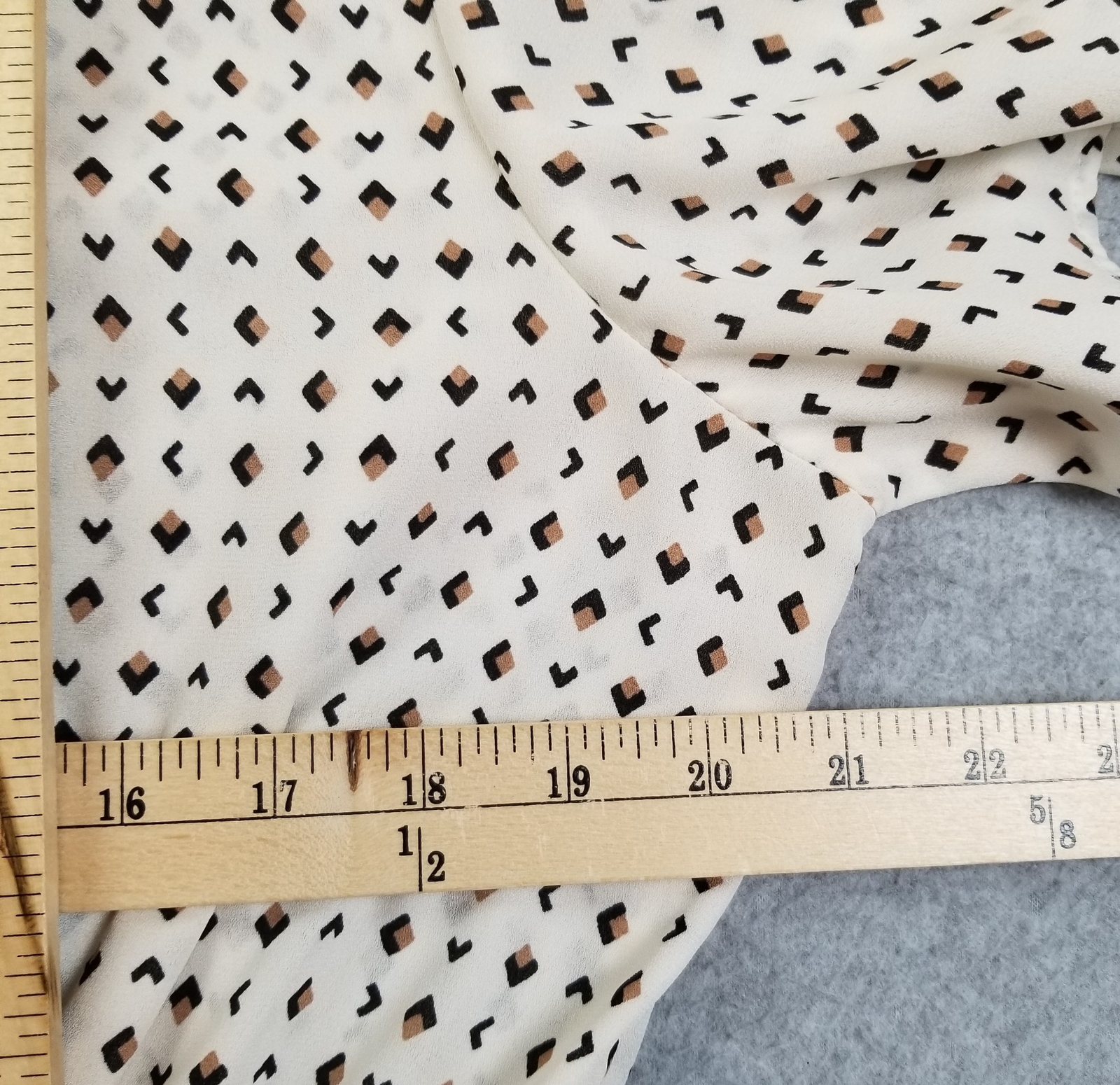 A.U.W Top Women’s Extra Large XL Multicolor Geometric Short Sleeve Sheer Scoop