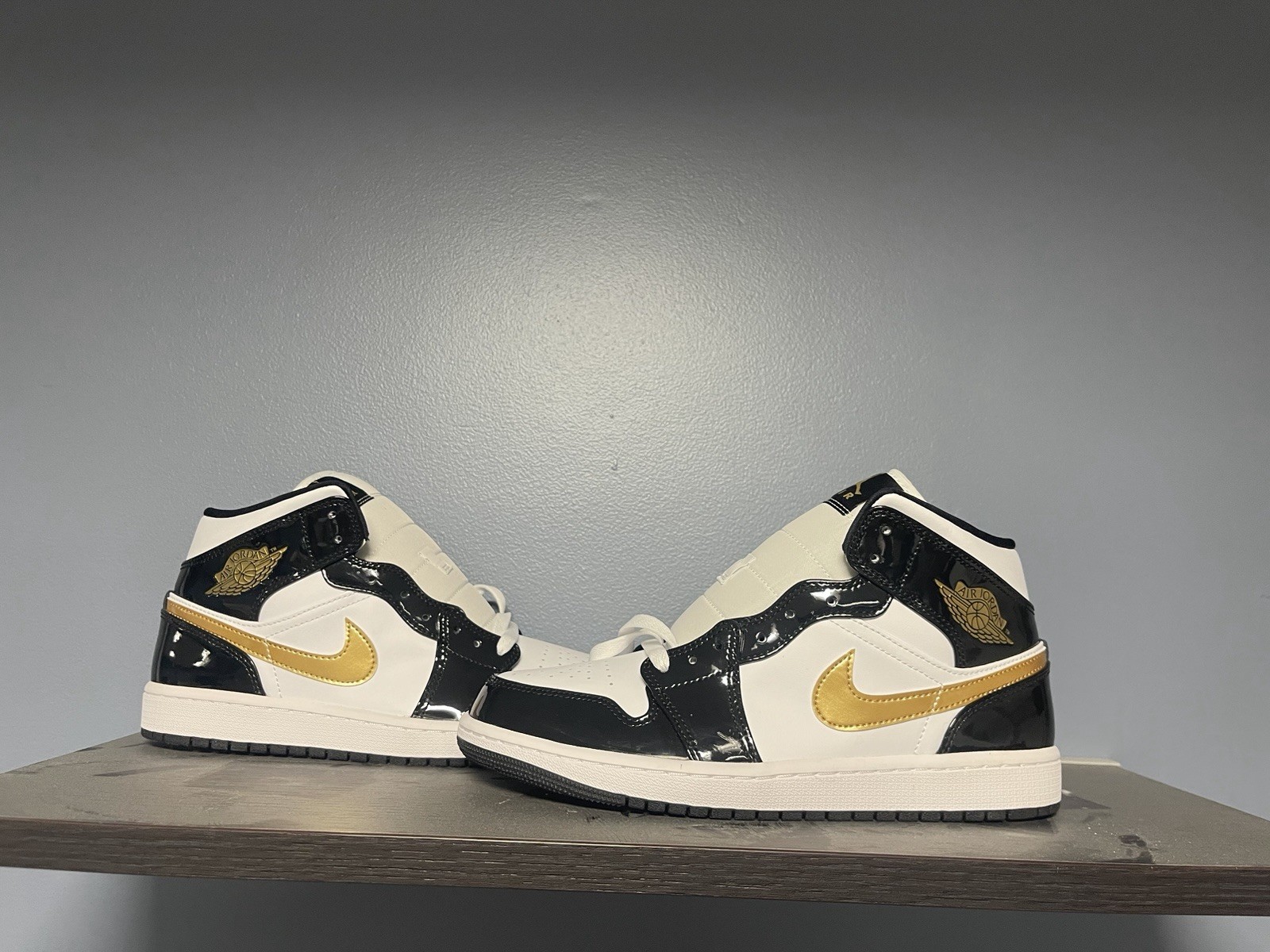 Air Jordan 1 Mid Se Size 9.5 Black And Gold New
