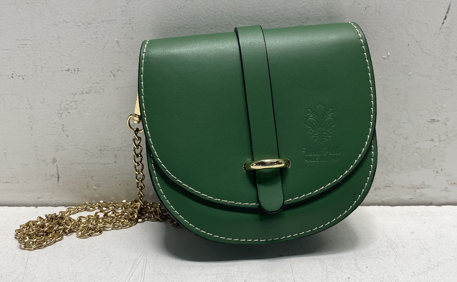 Vera Pelle Green Leather Saddle Crossbody Bag Gold Chain Made in Italy