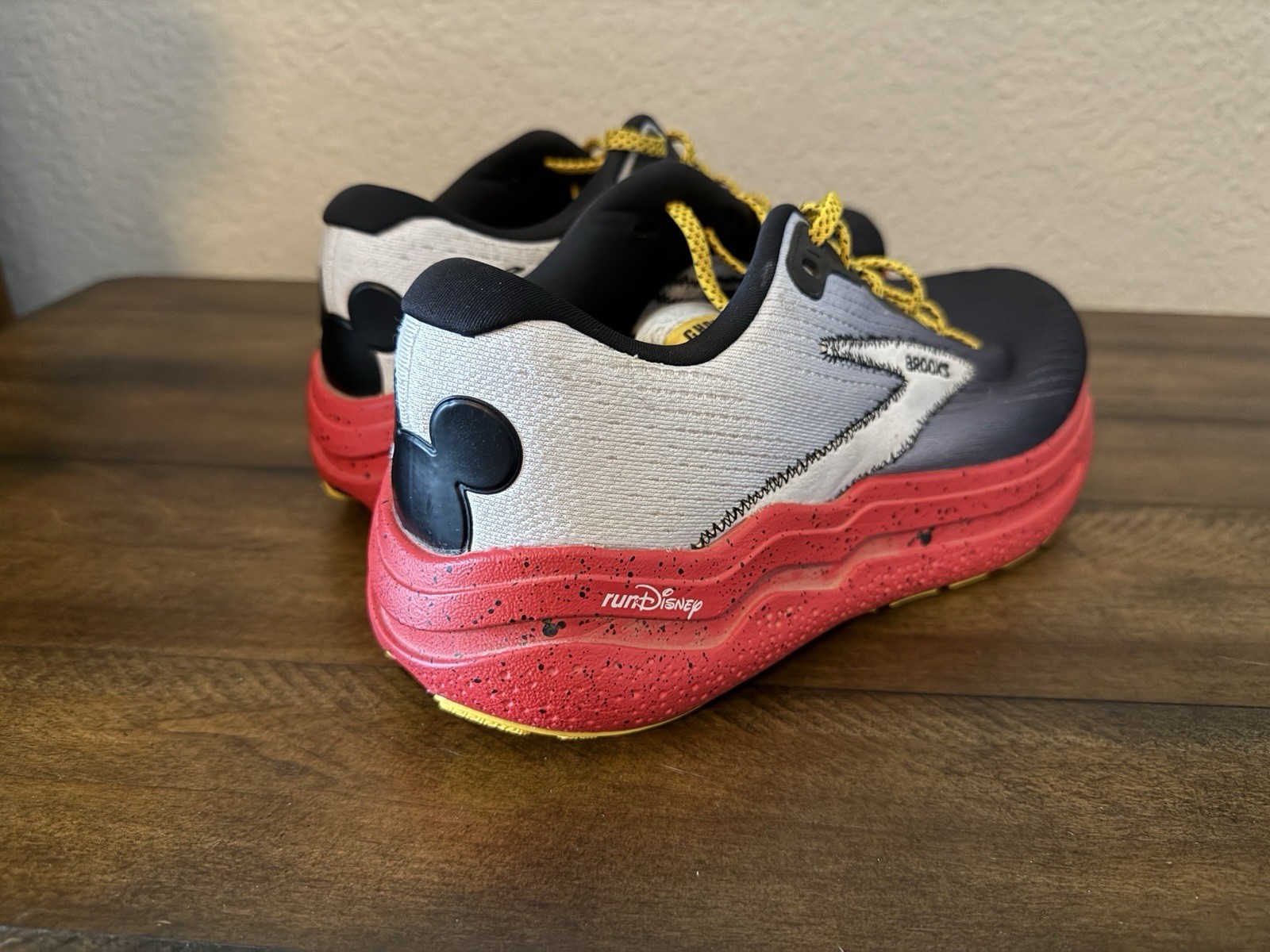Brooks Ghost Max Run Disney Mickey Mouse Men’s Wide Colorblock Cushioned