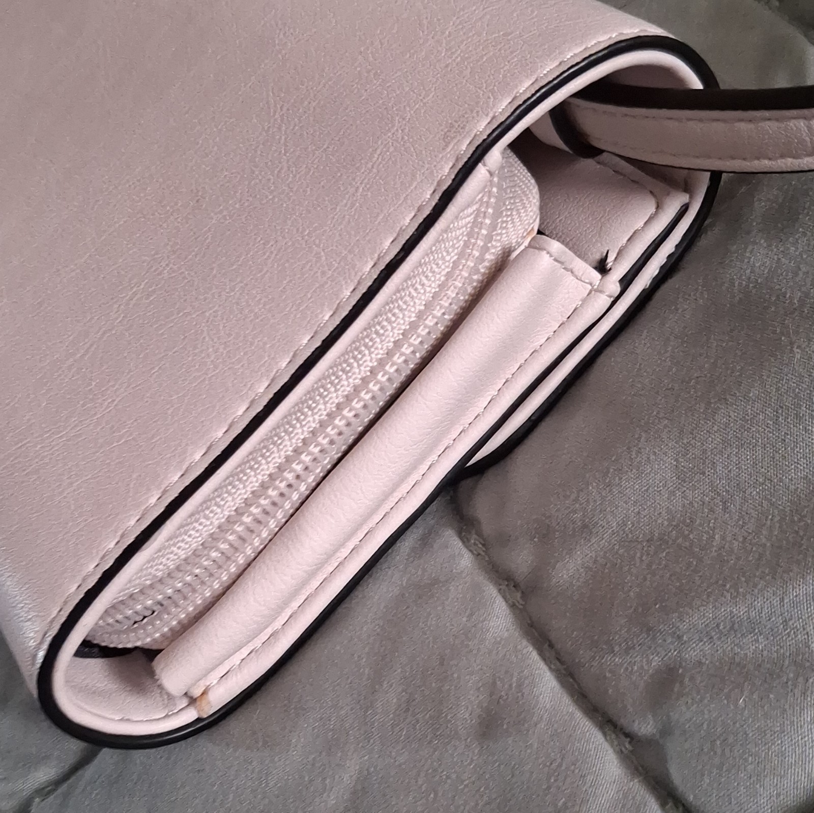 This Simply Vera Vera Wang crossbody bag features a distinctive gray tie-dye.
