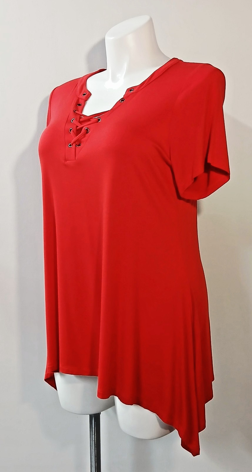 Avenue Women’s Red Asymmetric Hem Lace Up Neck Short Sleeve Tunic Top Size 14/16
