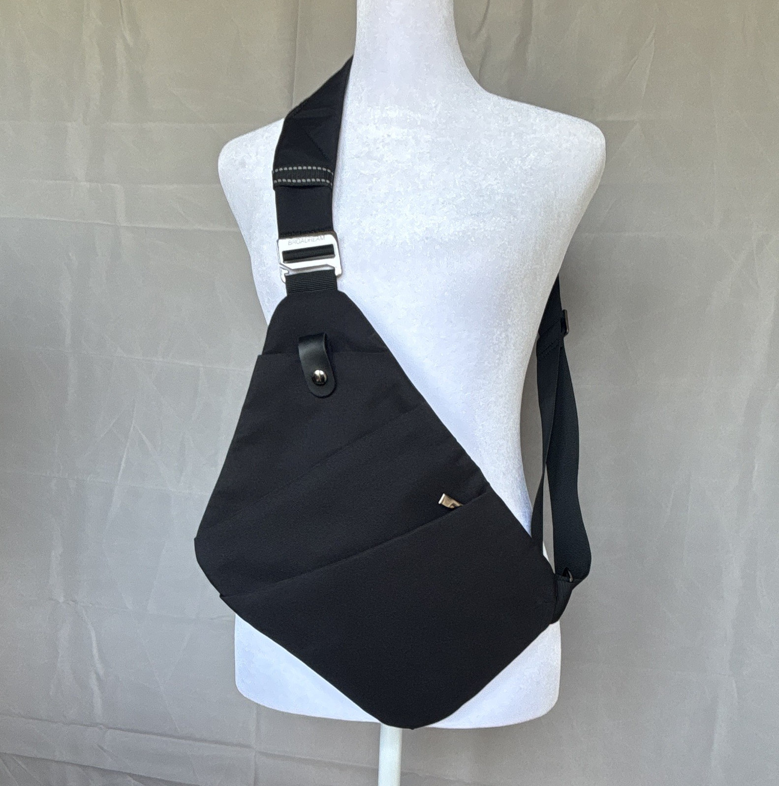 BROADREAM Black Crossbody Sling Bag Medium Adults Zip/Button Adjustable Strap