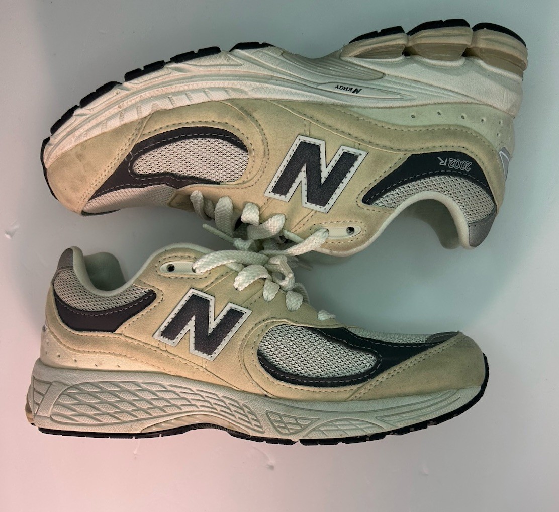 KIDS NEW BALANCE Cream 2002R GRADE-SCHOOL boys size US 6 GC2002FA
