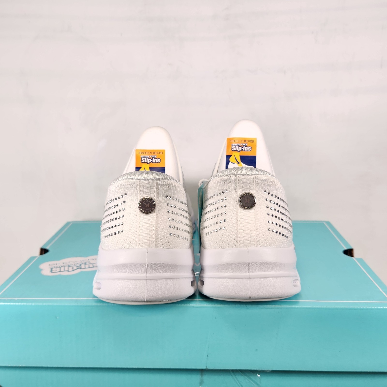 7 WOM – SKECHERS Arch Fit Glide Step Elevate Smoke Show – White Silver Embellish