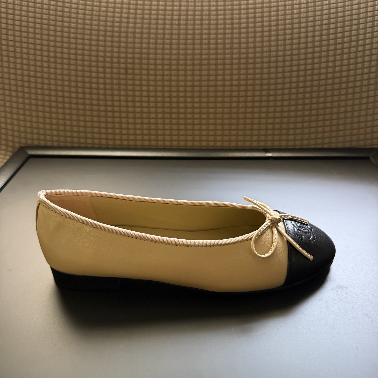 Casual Shoes Beige/Black Cap Toe Logo Bow Ballet Flats Leather Women’s 5.5