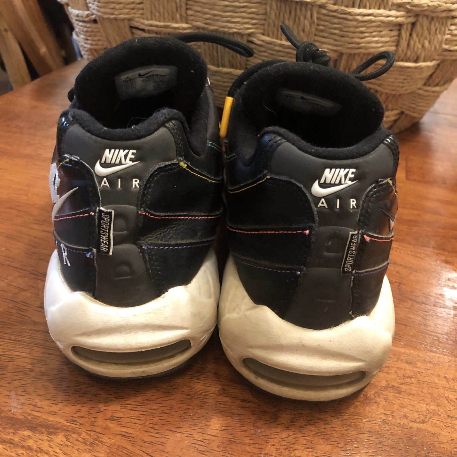 NIKE Air Max 95 SE Windbreaker Size 10.5 AJ2018-023 Black Flash Crimson