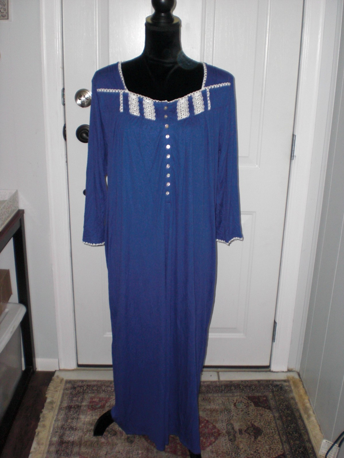 EILEEN WEST Size M Preowned Long Shade of Blue Nightgown