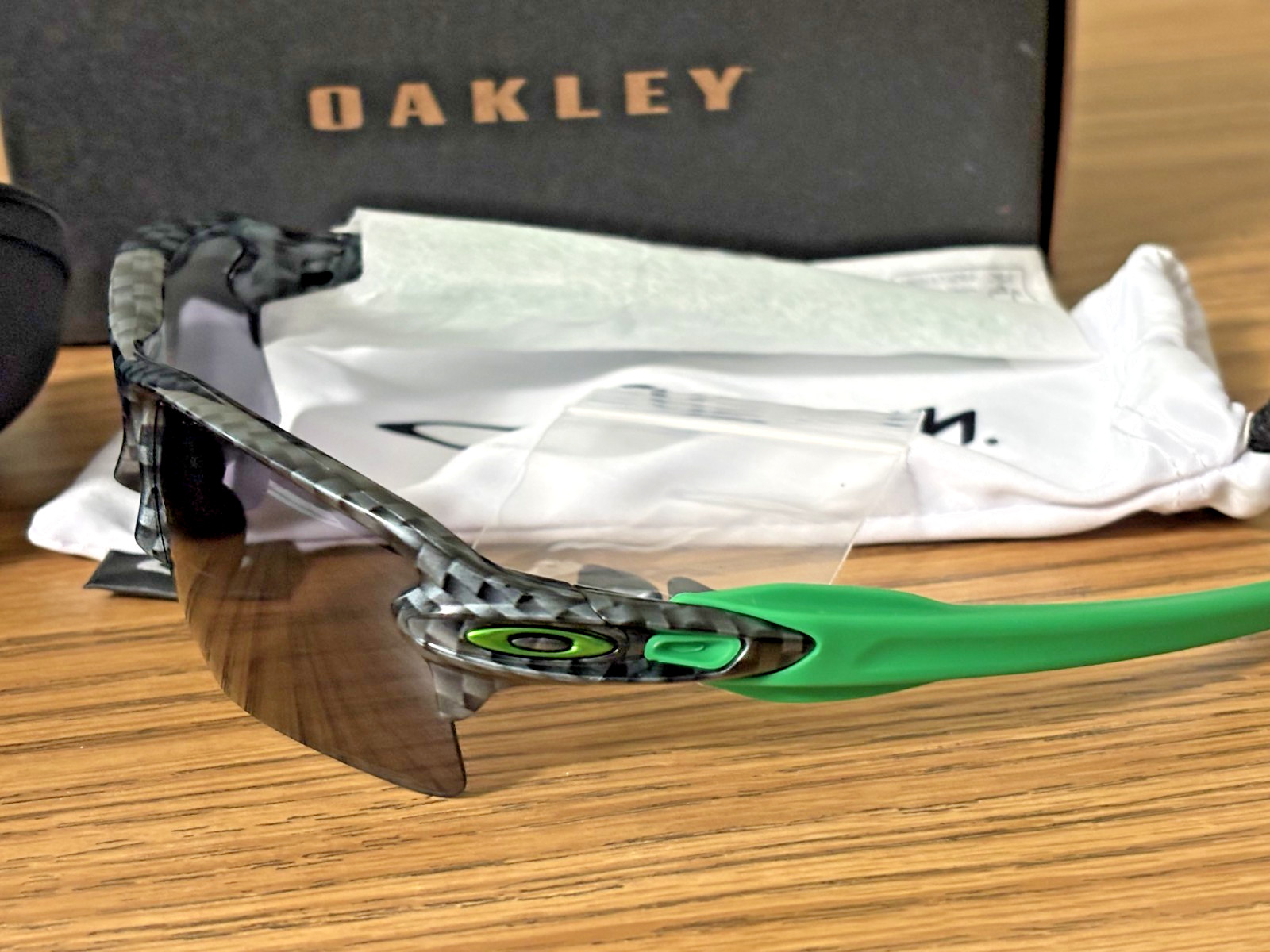 Oakley Flak 2.0 XL 009188CP002 Carbon Fiber Prizm Grey Green Ear Socks