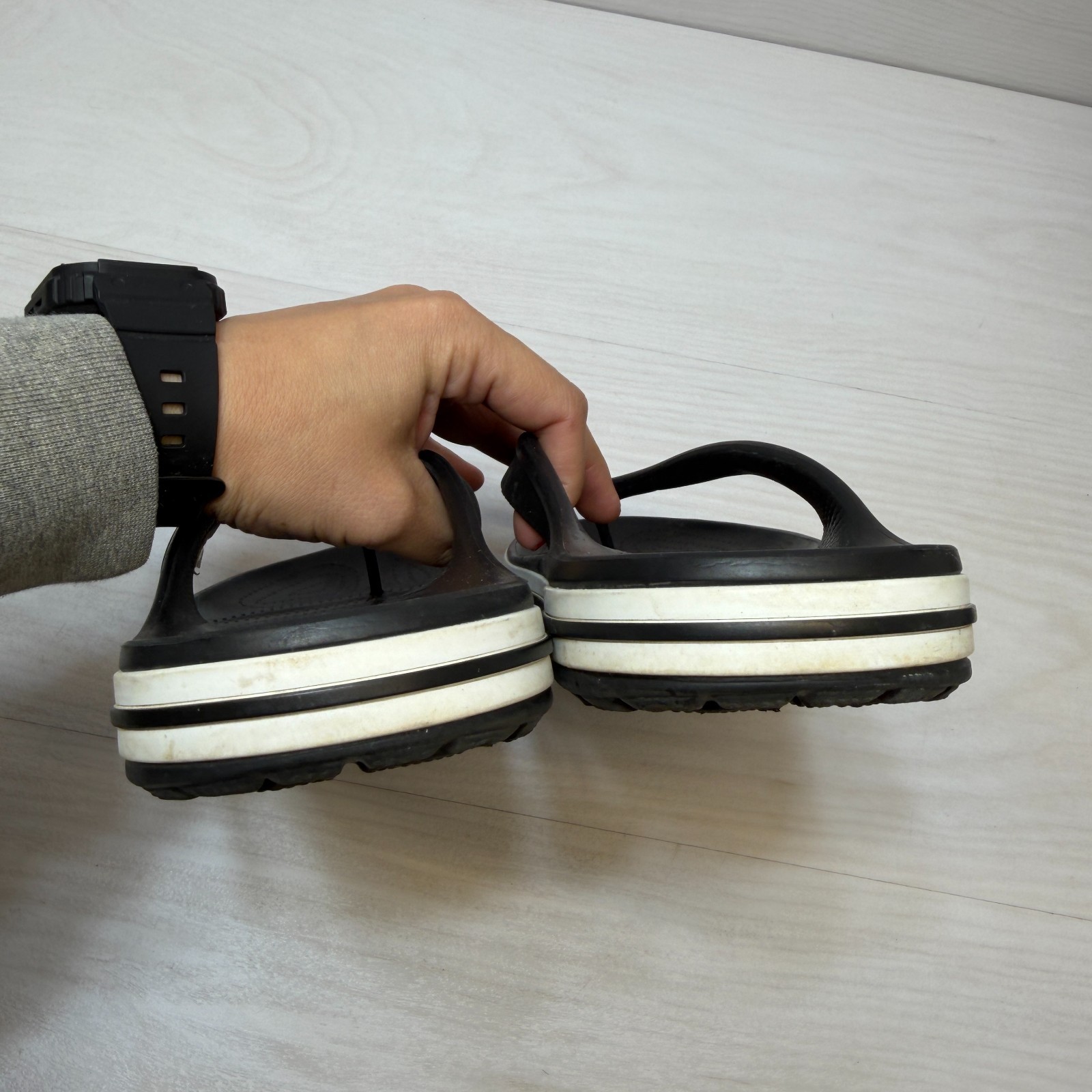 Crocs Bayaband Thong Flip Flops Unisex Size 6M/8W Black Leather Casual Comfort