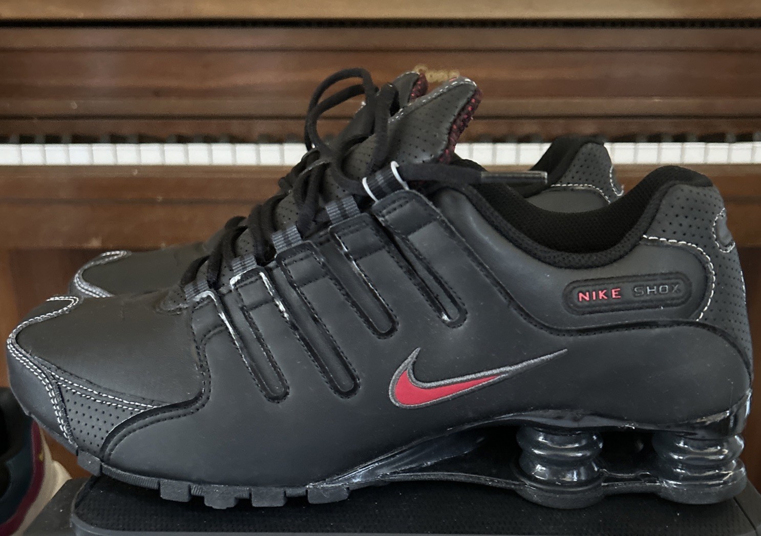 Nike Shox NZ Mens Size 10.5 Black Varsity Red White