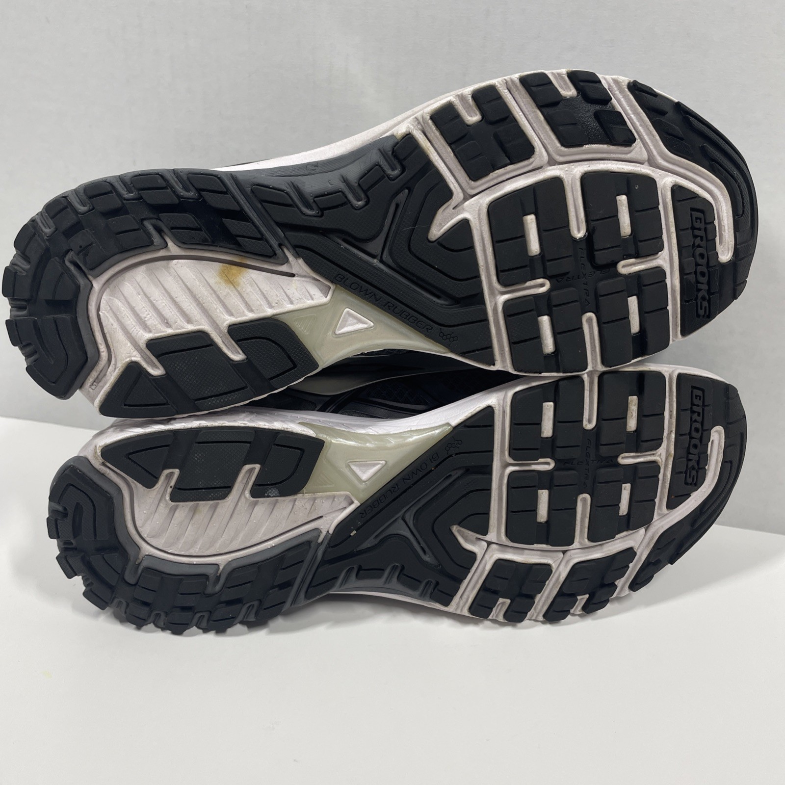Brooks Ravenna 7 D running shoes men’s size US 11.5 black gray laced