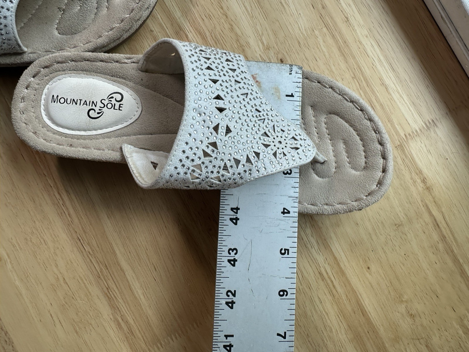 Mountain Sole Women’s Sandal White decorative cut white rhineston Size 7