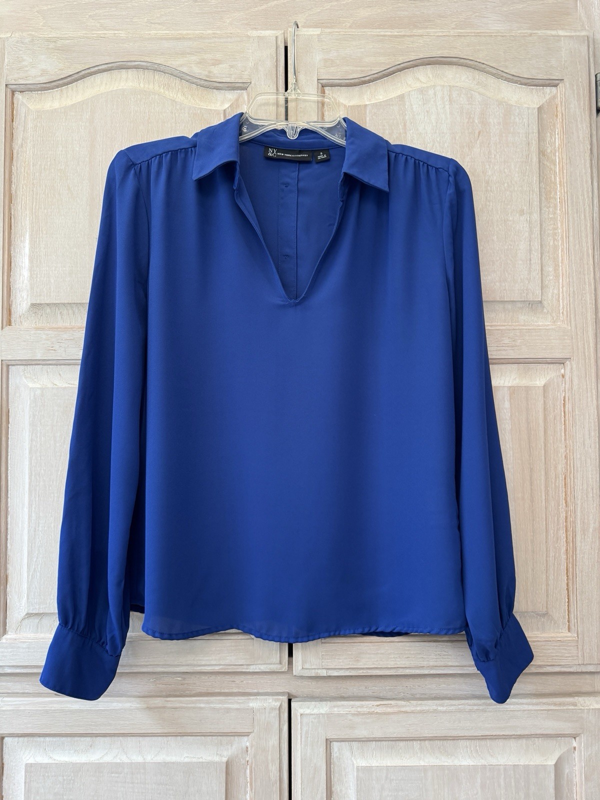 NWOT New York & Co. Blue Collared V-Neck Popover Button Back Trim Blouse Small