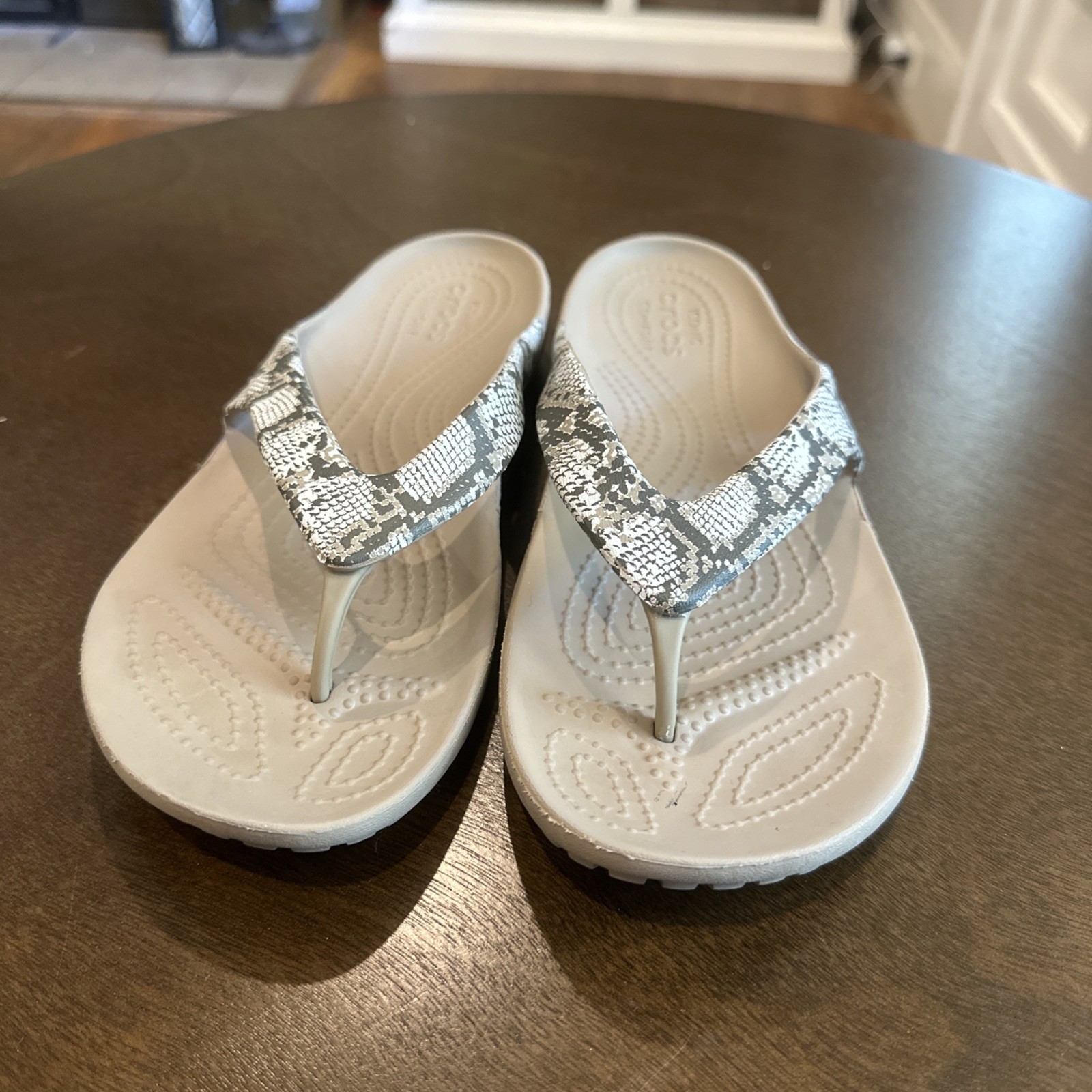 Crocs Kadee II Flip Flops Women’s Size 11 Tan Snakeskin Sandals