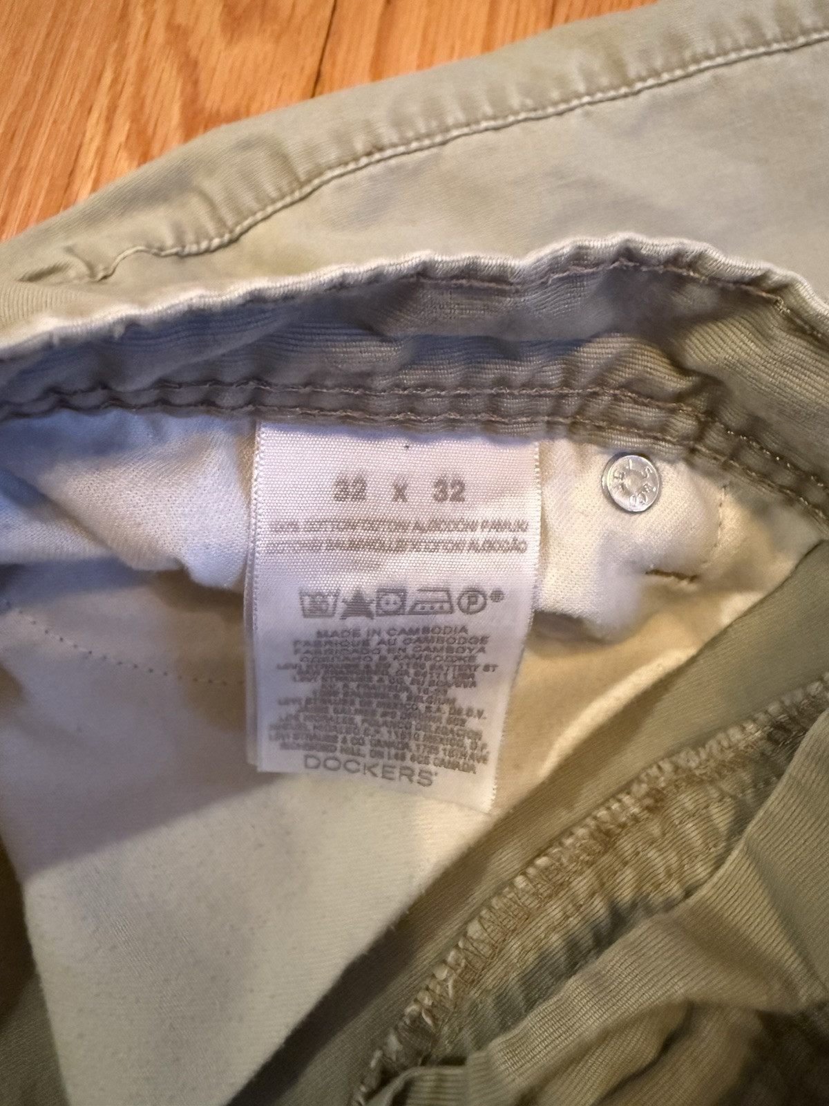 Dockers D3 Classic Fit Mens Khaki Pants Size 32 x 32 Zipper Button Closure