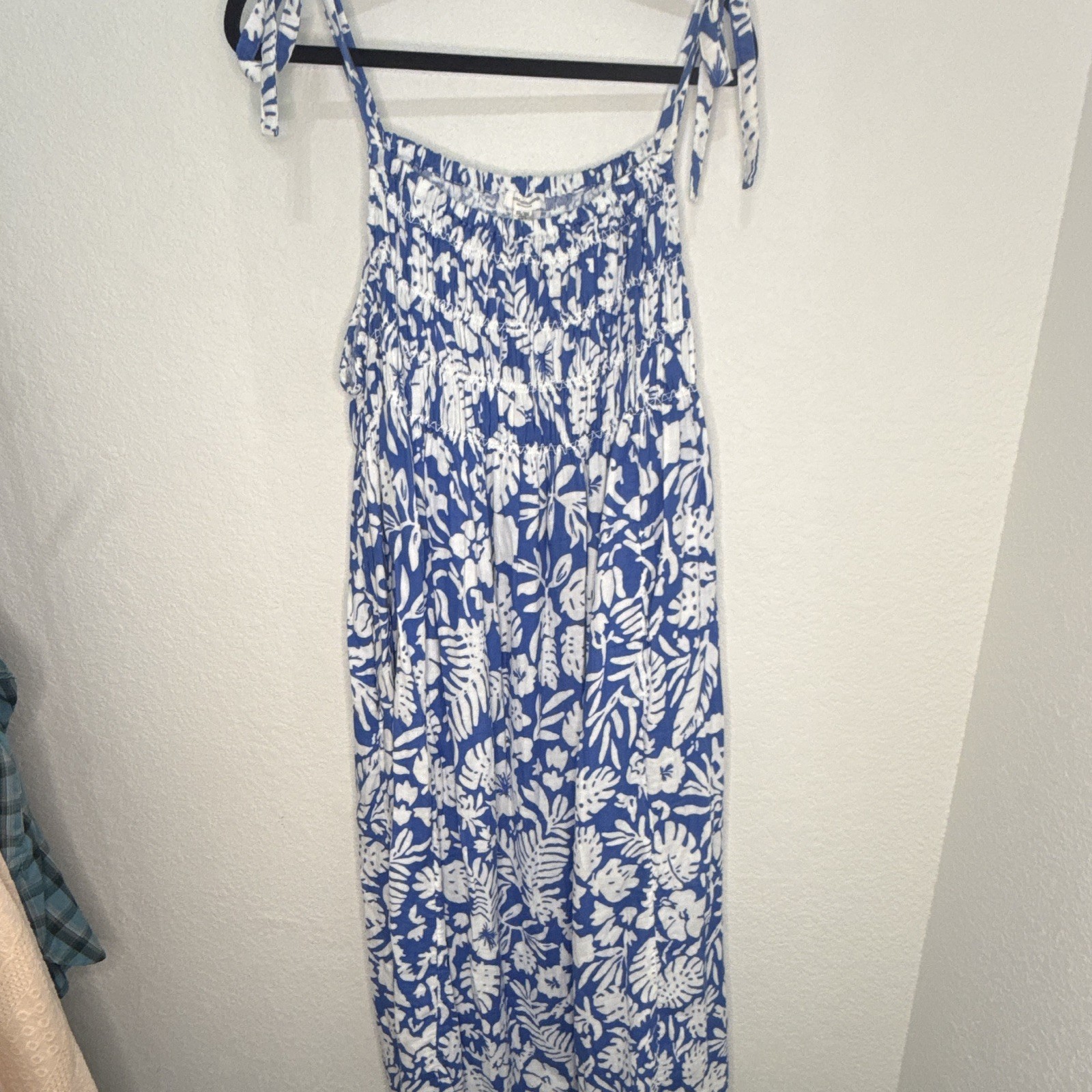 beachlunchlounge Women’s XXL Blue/White Floral Maxi Dress Smocked Sleeveless