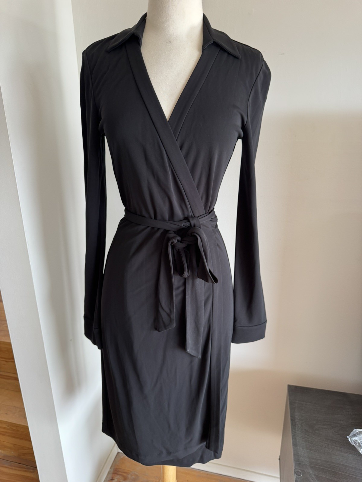 Diane Von Furstenburg Black Rayon Wrap Tie Dress Size 6 Made in Korea DVF
