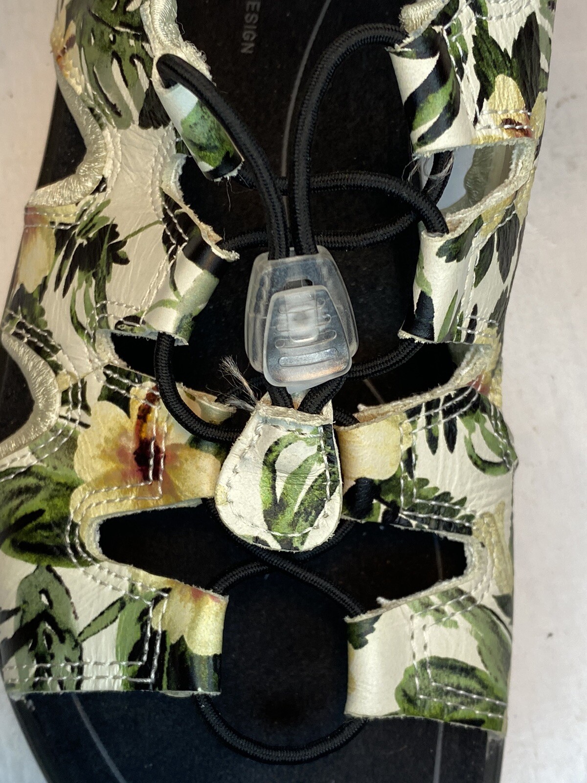 ECCO SOFT 5 Women’s Sandals Size 7 US /38 Cream Floral Toggle Laces Strap Back