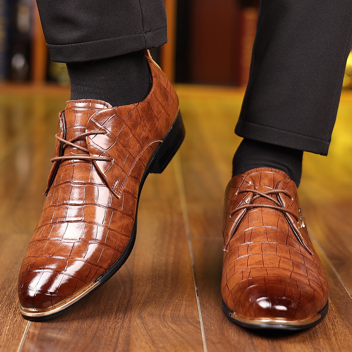 Men’s formal shoes, checkered lace up Oxford shoes, worn for formal occasions