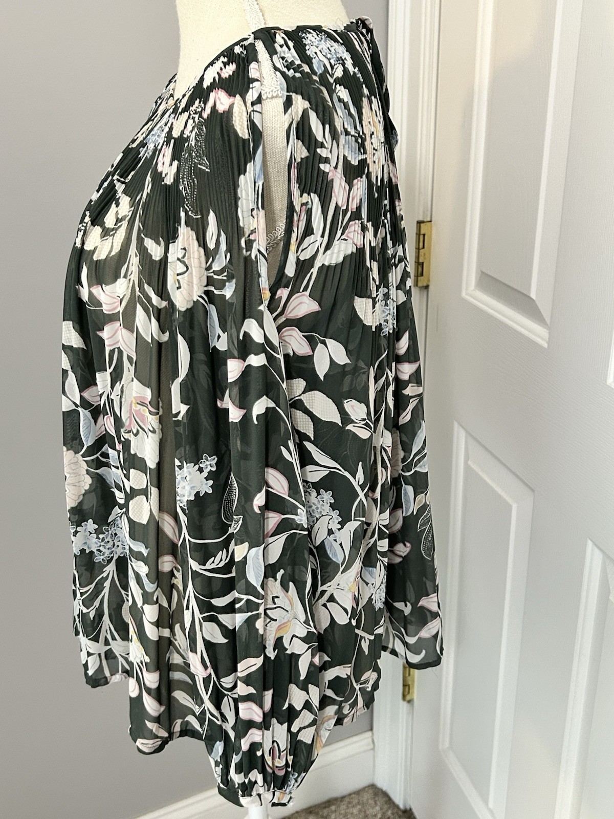 LAUREN CONRAD~MEDIUM~MULTICOLOR FLORAL COLD SHOULDER FLOWY BOHO PEASANT L/S TOP