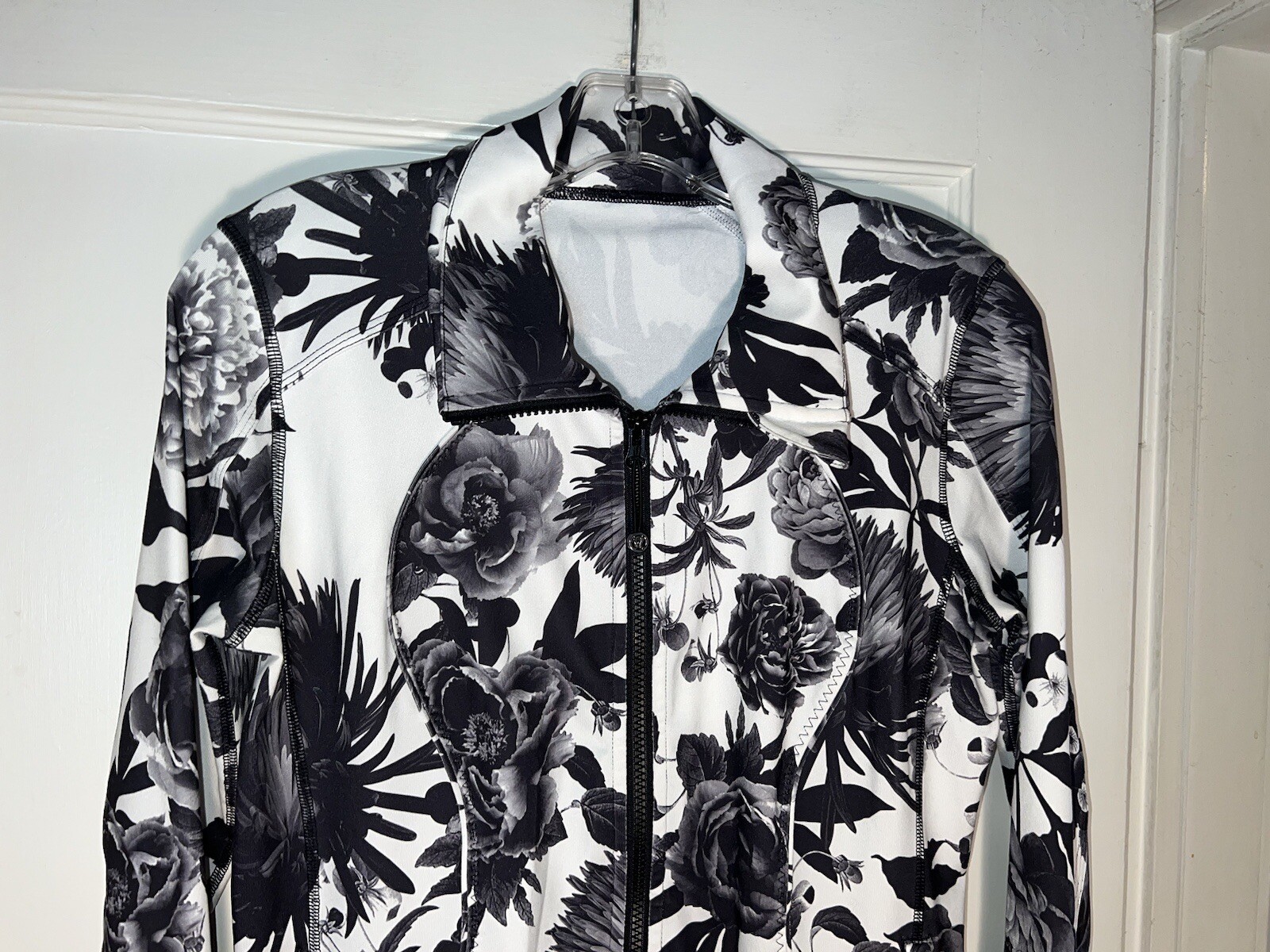 Lululemon asana jacket black white brisk blooms print size 8. d546