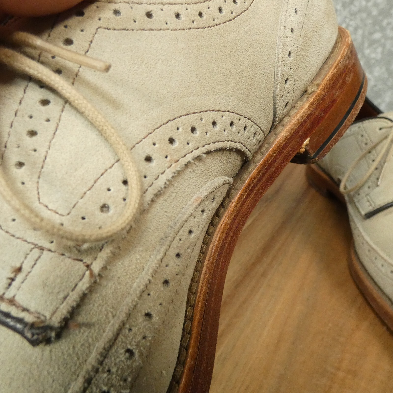 Allen Edmonds Player’s Shoe Mens 9B Beige Suede Wingtip Oxfords