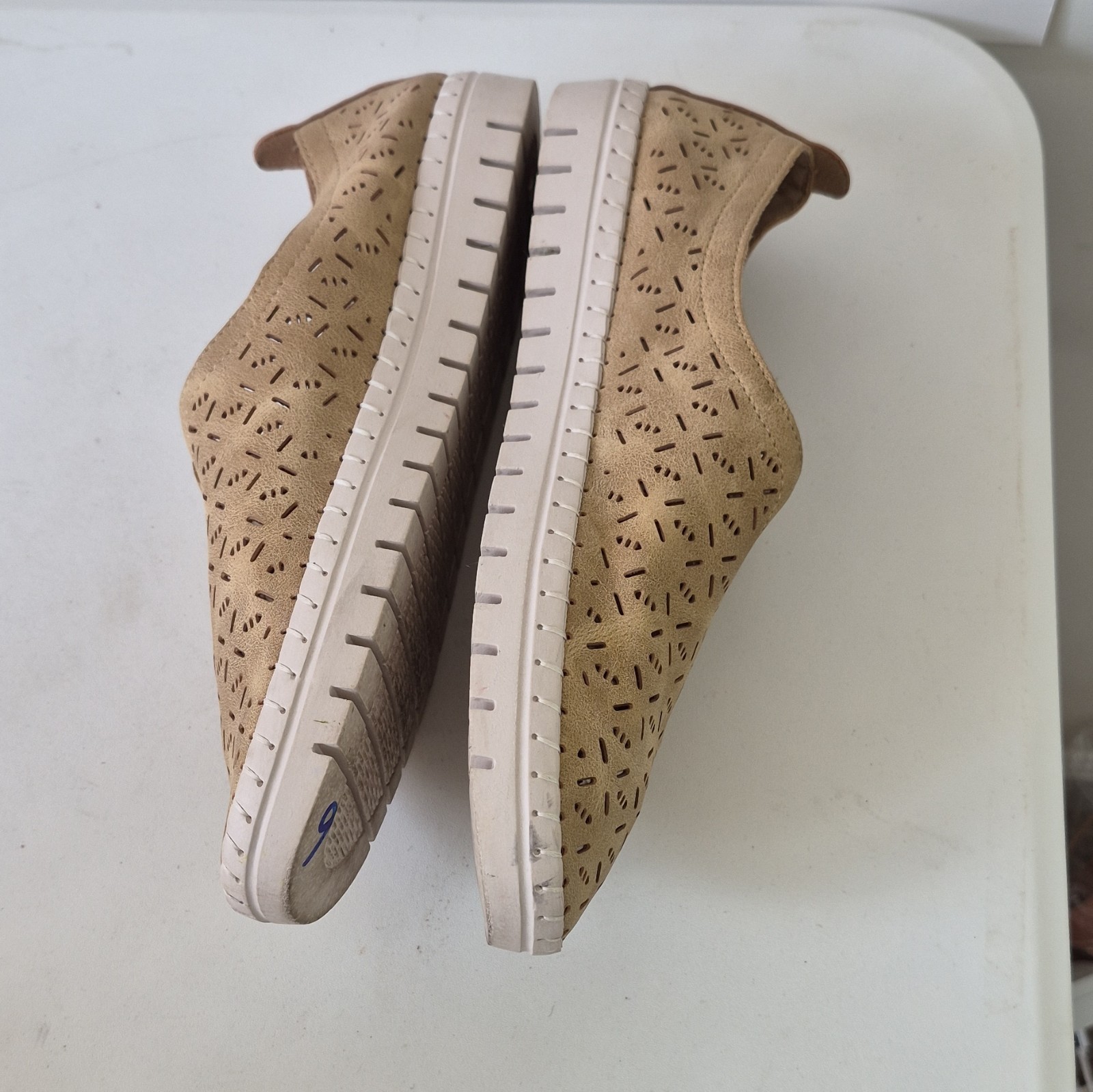 INGARÖ Sport Men’s Beige Perforated Lightweight Slip-On Casual Shoes US 7.5