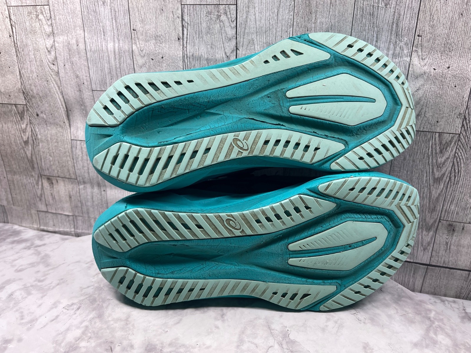 Asics Novoblast 5 Sneakers Men 8M Running Shoes Green Athletic Trainers