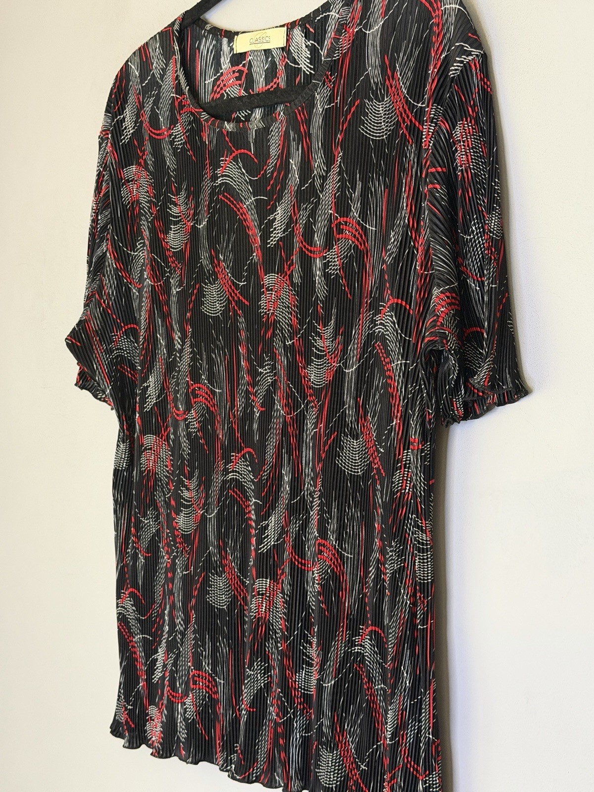 Classics Women’s Pleated Blouse Top Black Red White Abstract Print Size 20 22