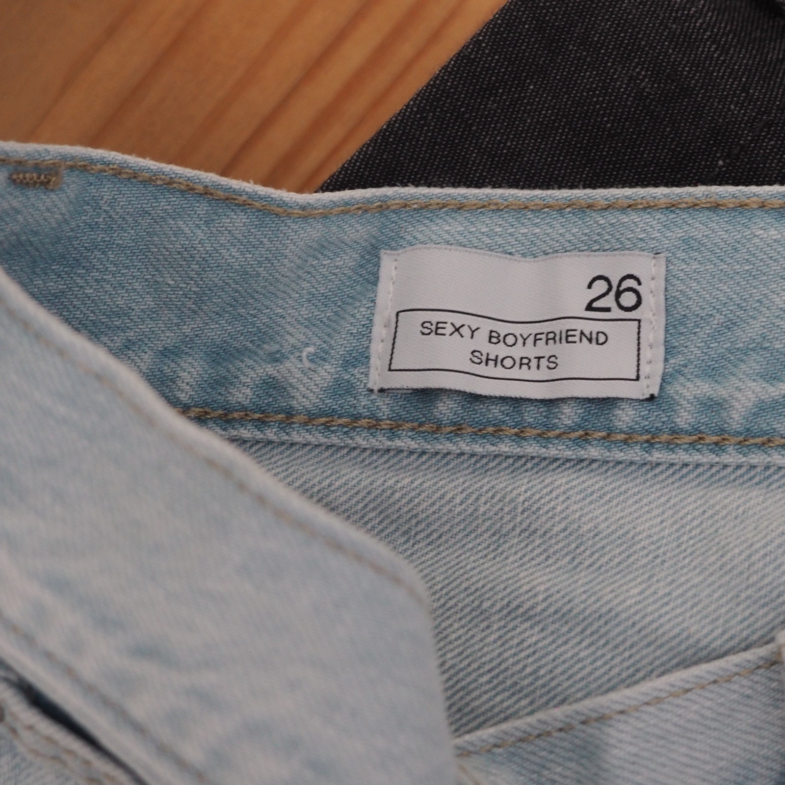 Gap 5″ inseam denim shorts frayed cut hem light blue mid rise Size 26 waist 30″