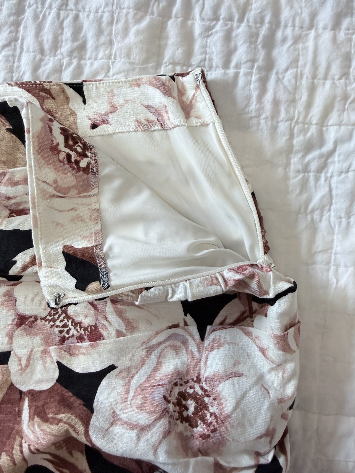 NWT Express Floral Linen-Blend Ruched Mini Skirt Size Large Roses Tiered